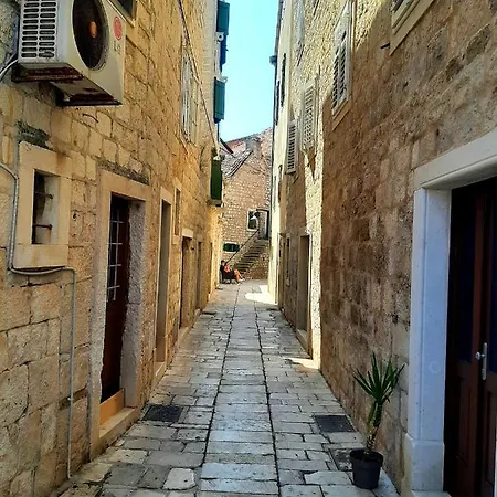 Apartment Luxury Stone House - Quiet Center!