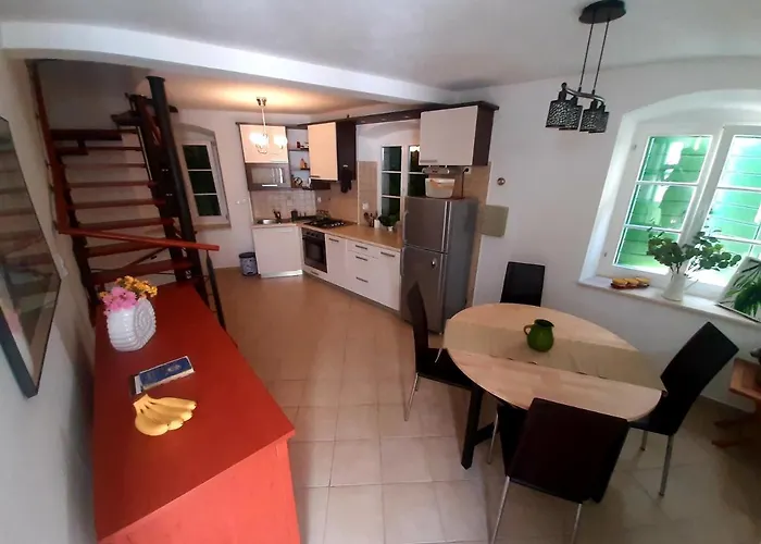 Luxury Stone House - Quiet Center!